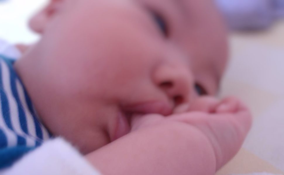 指しゃぶりの理由知っていますか 原因とやめさせる方法まとめ ごそだてブログ