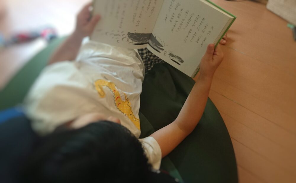 低学年おすすめの本を読んでいる2年生
