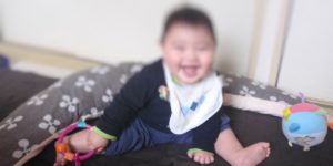 0歳の赤ちゃんがプレゼントされたおもちゃで遊ぶところ