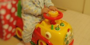 1歳の誕生日プレゼントに買った乗り物おもちゃ