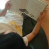 低学年おすすめの本を読んでいる2年生