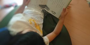 低学年おすすめの本を読んでいる2年生