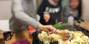 ホットプレートで子供がチャーハン作り