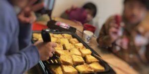 ホットプレートで子供がフレンチトーストを作っている様子