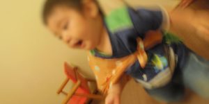 一升餅を背負って歩く1歳児
