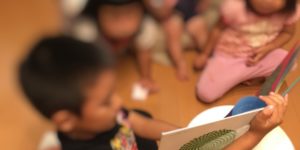 兄が弟妹に絵本の読み聞かせ