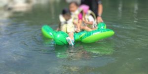 川遊びをする子どもたち