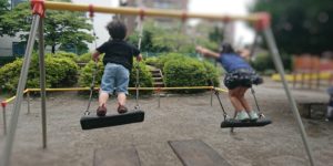公園によくある座板シートブランコ