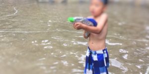 水鉄砲で遊ぶ年長さん