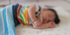 病み上がりでぐったりしている1歳児