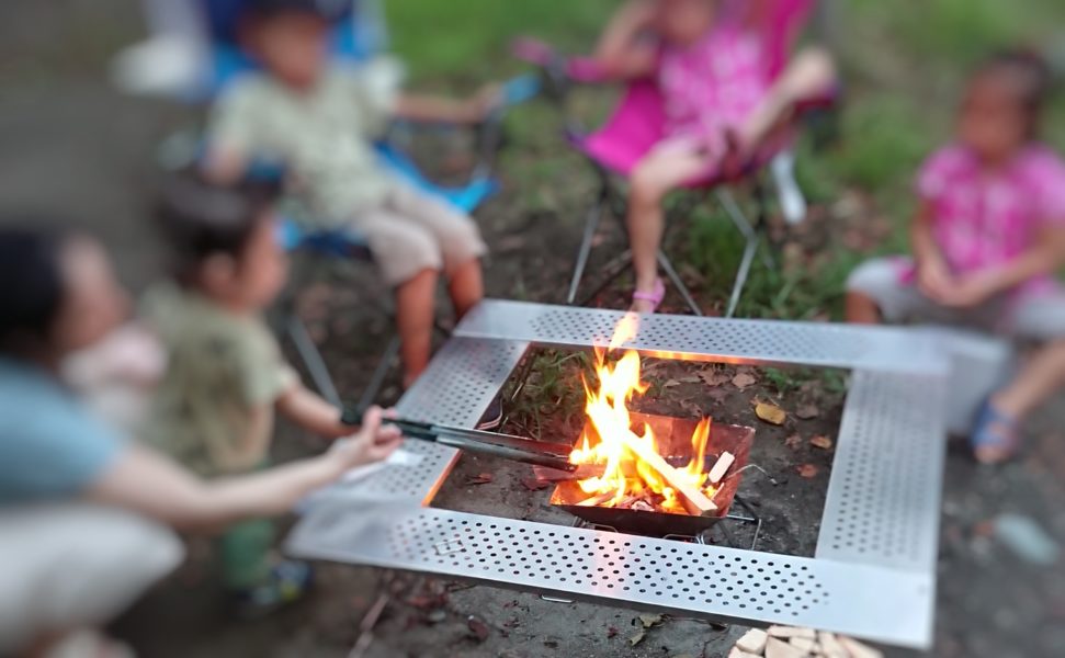 コールマンのファイアープレイステーブルで焚き火を楽しむ子どもたち