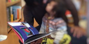 五味太郎のまどからおくりものを読んでいる2歳