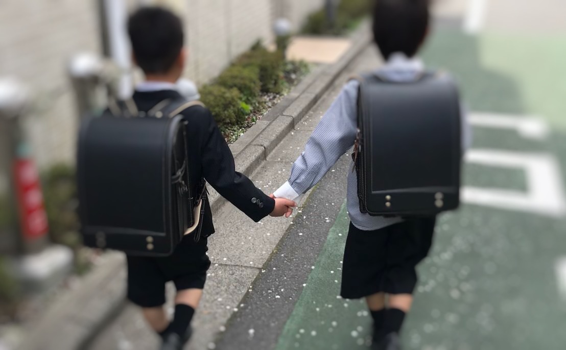 小学生が手を繋いで通学しているところ