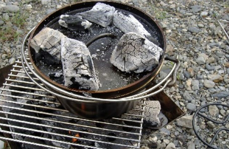 ピザ窯の代用ダッチオーブン蓋の上に炭